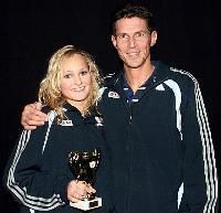 Helene Weingart vom BSV Friedrichshasfen freut sich mit ihrem Trainer Markus Kohlöffel über den Titelgewinn bei den Deutschen Meisterschaften in Ingolstadt.