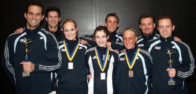 Vorne die strahlenden Medaillengewinner (v. l.): Alberto Celestrin, Helene Weingart, Amely Möllenkamp, Jennifer Manz und Boris Winkler.