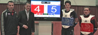 Bild (v. l.): Daniel Pirchmoser, Technischer Direktor ATM, Frank Maier, adidas-Chef des olympischen Sports, Markus Kohlöffel, Leiter des Friedrichshafener Testcenters und Boris Winkler, Sportler im Testcenter präsentierten in Seoul, Korea, den neuesten Stand der Technik im Bereich von Messsystem für den Kampfsport.