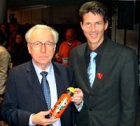 Lothar Späth (li) und Markus Kohlöfel präsentieren die neue Trinkflasche des Löwen.