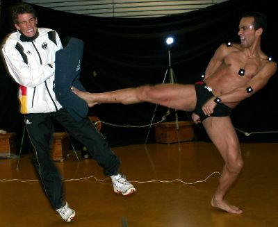 Olympiateilnehmer Daniel Manz (li) bekommt bei den optischen Untersuchungen die volle Wucht des Panamerika-Siegers Alberto Celestrin zu spüren.